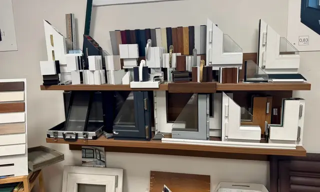 Campioni di profili e finiture sugli scaffali dello showroom