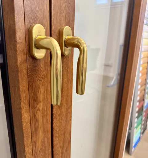 Maniglie in ottone su anta effetto legno