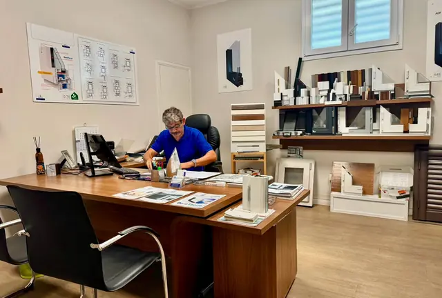 L'ufficio tecnico, con campioni di profili alle spalle della scrivania